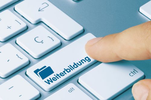 Tastatur mit Taste Weiterbildung